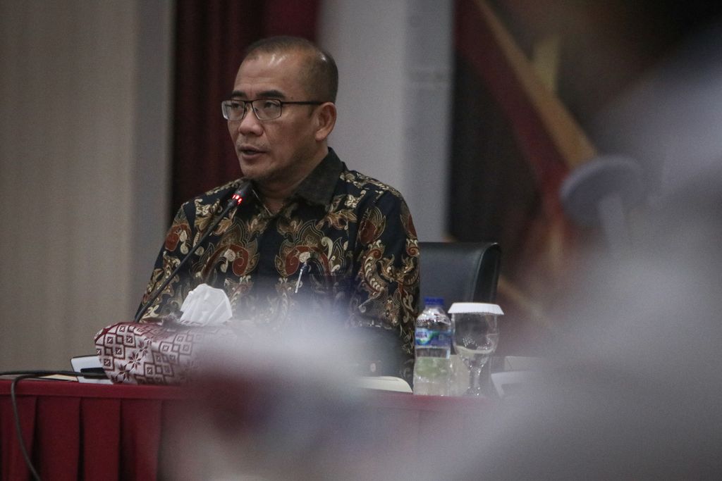 Ketua KPU Hasyim Asy'ari berbicara dalam diskusi terkait putusan Pengadilan Negeri Jakarta Pusat mengenai penundaan pemilu di Kantor KPU, Jakarta, Kamis (9/3/2023).