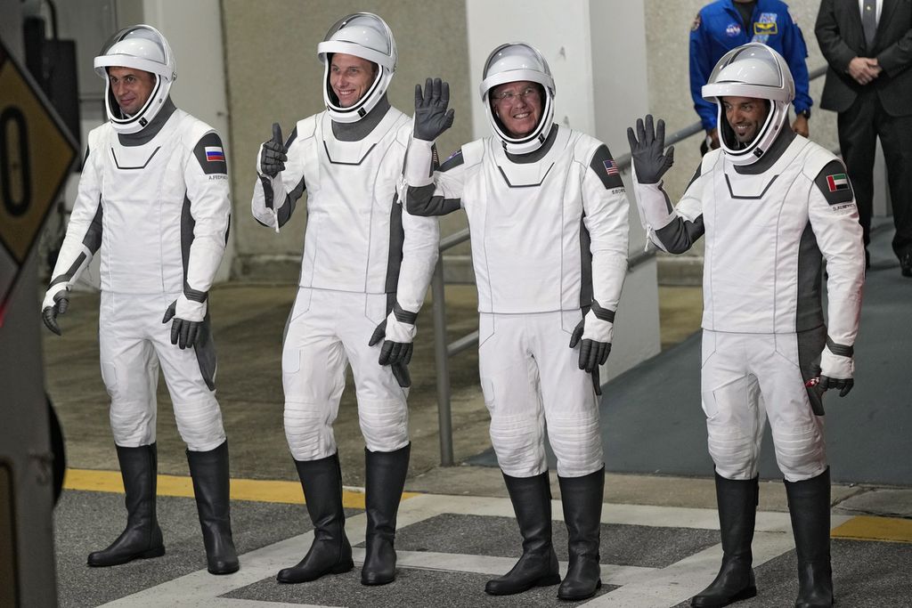 Para astronot, dari kiri, kosmonot Rusia Andrey Fedyaev, Warren Hoburg, Stephen Bowen, dan astronot Uni Emirat Arab Sultan al-Neyadi melambaikan tangan setelah meninggalkan gedung Operasi dan Checkout untuk perjalanan ke Launch Pad 39-A, Minggu malam, 26 Februari 2023, di Kennedy Space Center di Cape Canaveral, Florida, AS. 