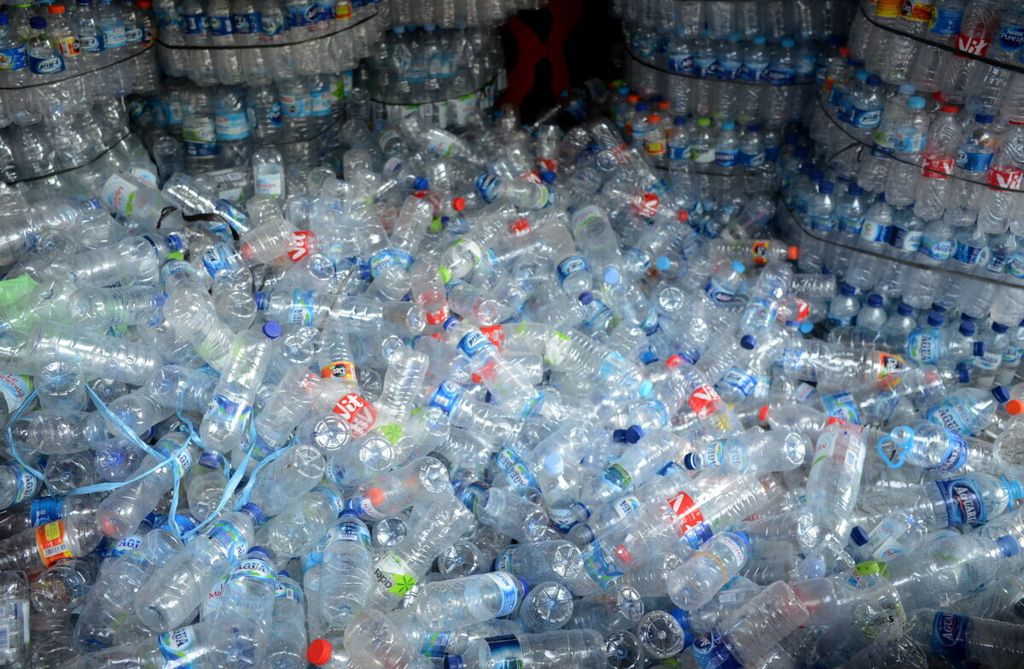 Sampah botol plastik didapatkan dari berbagai tempat yang dikumpulkan kembali oleh pemulung di Kota Semarang, Jawa Tengah, Rabu (15/1/2020). Sampah botol plastik tersebut memiliki harga paling tinggi di antara jenis plastik lainnya.