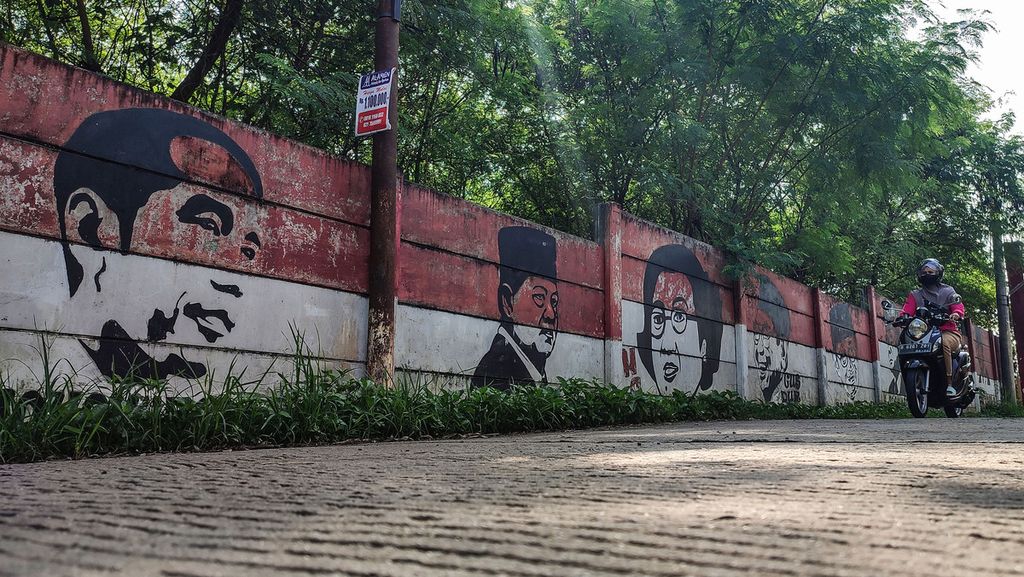 Mural presiden Republik Indonesia dari masa ke masa tergambar di kawasan Curug, Depok, Jawa Barat, Minggu (19/6/2022).  