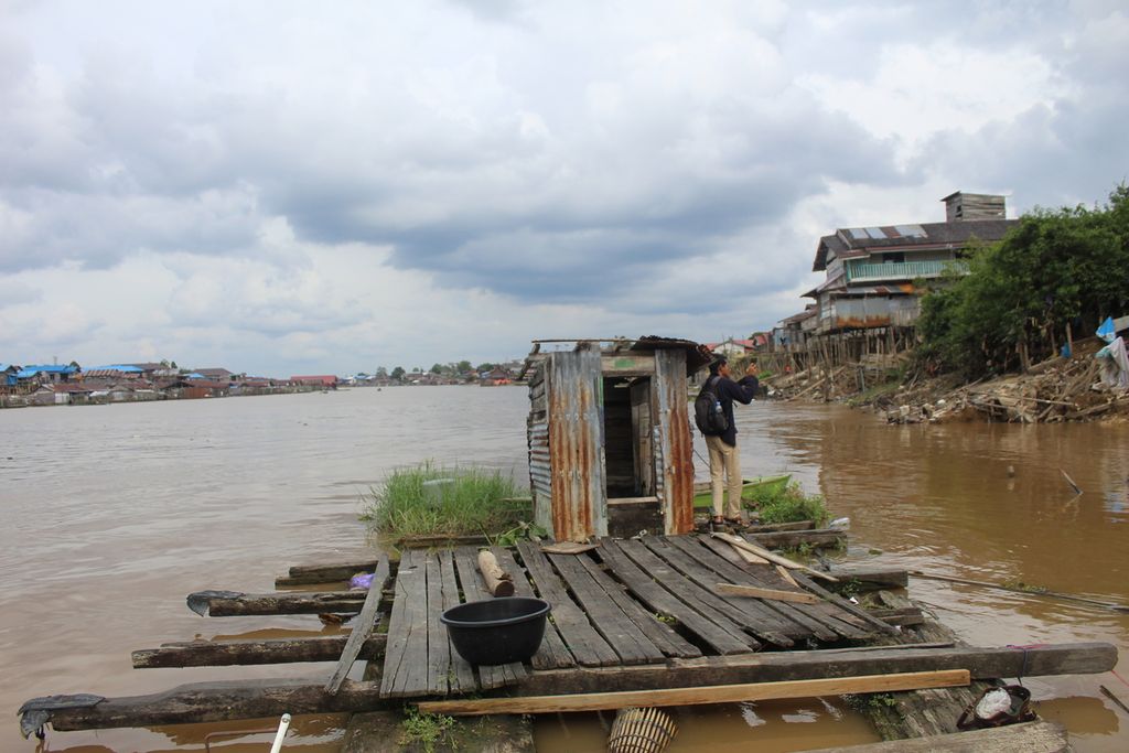 Jamban darurat yang mengapung di pinggir Sungai Kahaya, Kota Palangkaraya, Kalteng, Jumat (7/4/2023). Jamban-jamban ini jadi bukti pola hidup kurang sehat warga Flamboyan di Kota Palangkaraya.