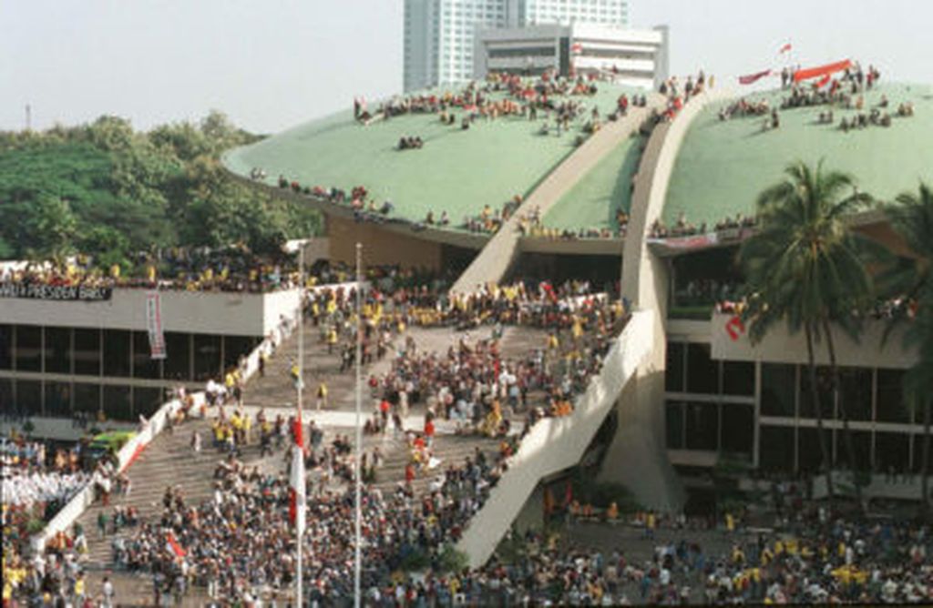 Mahasiswa se-Jakarta-Bogor-Tangerang-Bekasi (Jabotabek) mendatangi Gedung MPR/DPR, Mei 1998, menuntut reformasi dan Presiden Soeharto mundur.