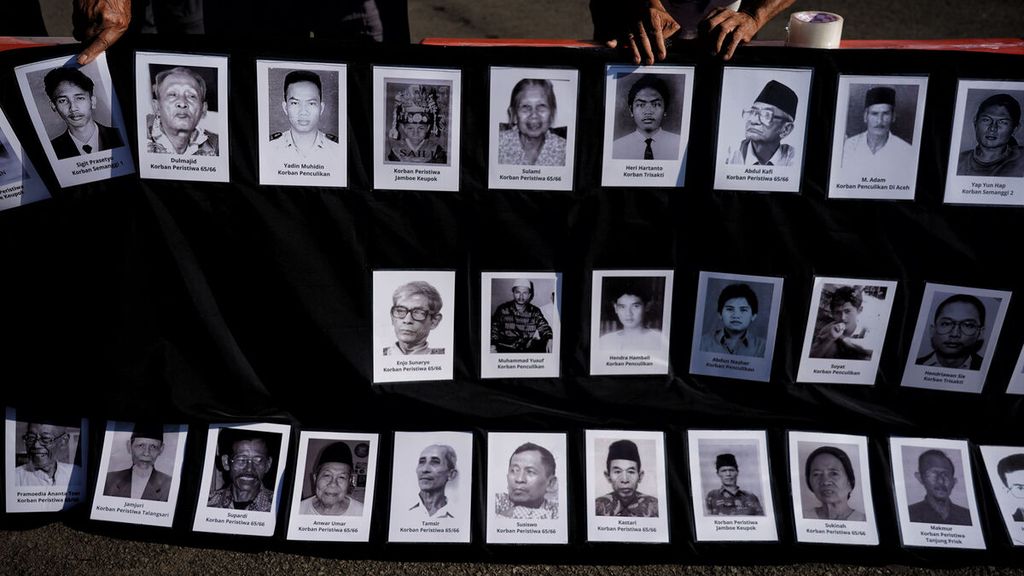 Sejumlah foto korban pelanggaran HAM berat masa lalu, beberapa di antaranya perempuan, dipampang saat aksi Kamisan ke-767 di depan Istana Merdeka, Jakarta, Kamis (9/3/2023). 