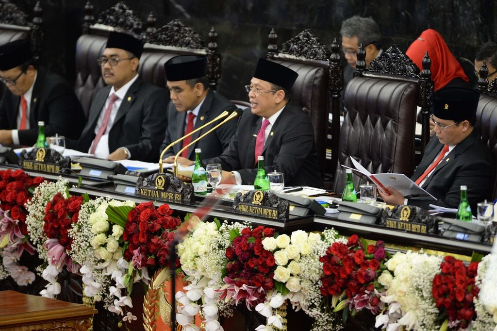 Ketua MPR Bambang Soesatyo memimpin Upacara Pelantikan Presiden dan Wakil Presiden Periode 2019-2024 dalam sidang paripurna MPR di Kompleks Parlemen, Senayan, Jakarta, Minggu (20/10/2019). 