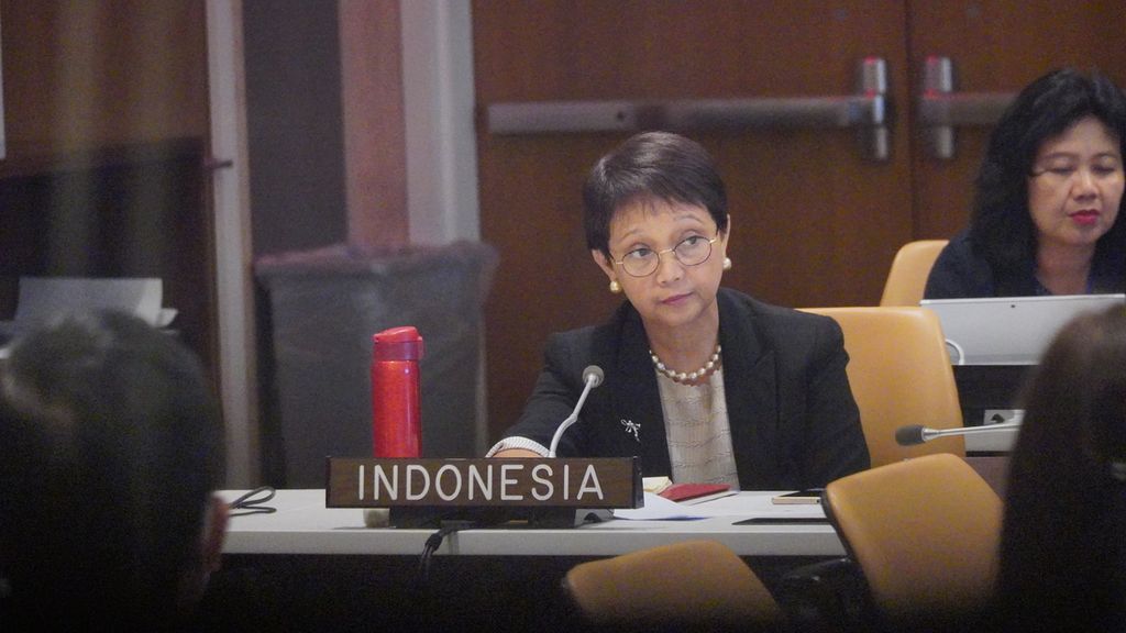 Menteri Luar Negeri Retno Marsudi saat menghadiri pertemuan informal para menteri luar negeri ASEAN di sela-sela Sidang Ke-77 Majelis Umum PBB di New York, Amerika Serikat, 22 September 2022. Pertemuan ini membahas antara lain persiapan Konferensi Tingkat Tinggi ASEAN di Kamboja pada November 2022.