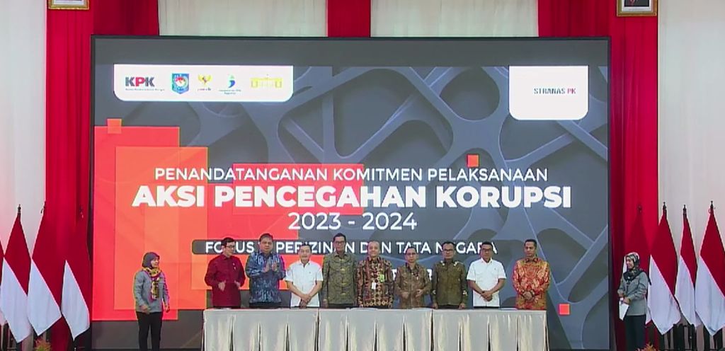 Tangkapan layar acara penandatanganan Komitmen Aksi Pencegahan Korupsi 2023/2024 dengan fokus 1, yakni perizinan dan tata niaga, pada Rabu (8/3/2023) di Gedung Djuang Merah Putih Komisi Pemberantasan Korupsi, Jakarta.