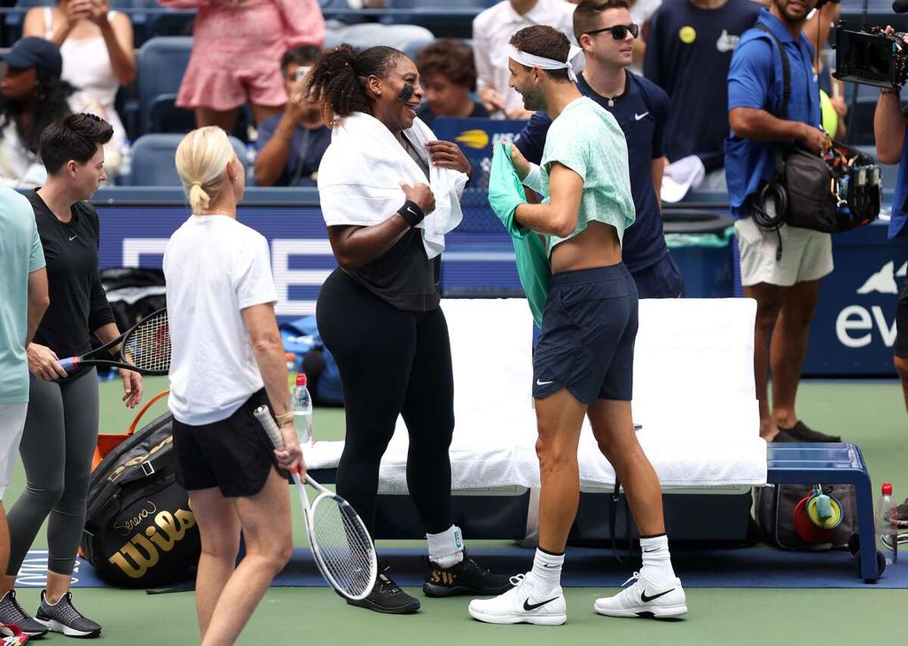 Serena Williams (tengah kiri) berbincang dengan petenis putra Bulgaria, Grigor Dimitrov, seusai sesi latihan menjelang Amerika Serikat Terbuka 2022 di Pusat Tenis Nasional Billie Jean King, Flushing Meadows, New York, Minggu (28/8/2022).