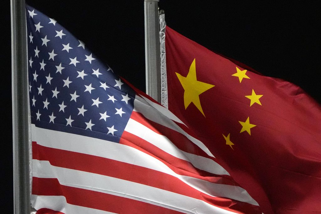 Bendera Amerika Serikat dan China berkibar di Taman Salju Genting menjelang Olimpiade Musim Dingin 2022 di Zhangjiakou, China, 2 Februari 2022. 