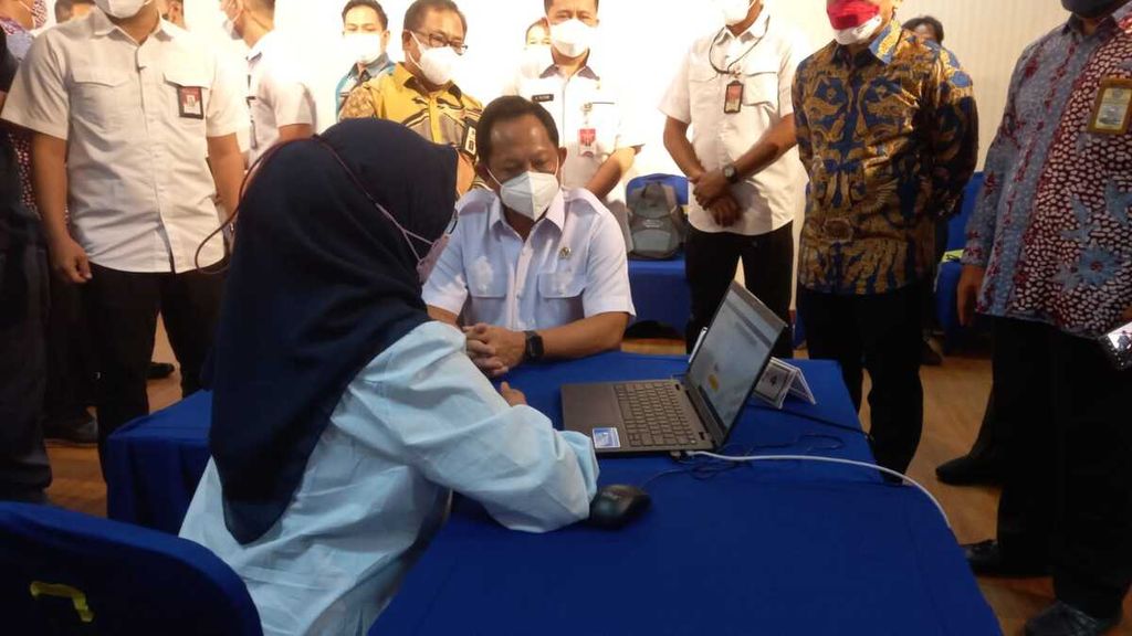 Menteri Dalam Negeri Tito Karnavian melaporkan Surat Pemberitahuan Tahunan (SPT) pajak di Kantor Pelayanan Pajak (KPP) Pratama Mampang Prapatan, Jakarta Selatan, Rabu (9/3/2022). 