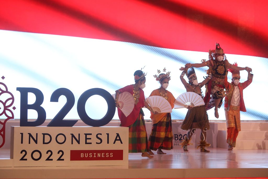 Dances depicting the cultural richness of the archipelago enliven the B-20 inception meeting in Jakarta, Thursday (27/1/2022).