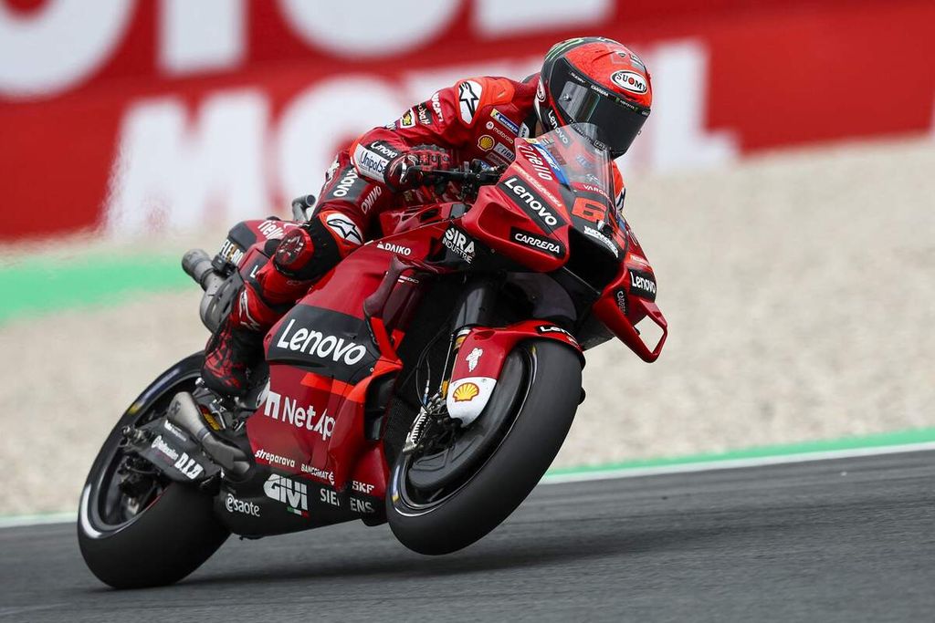 Pebalap tim Ducati Francesco Bagnaia memacu motornya pada sesi kualifikasi MotoGP seri Belanda di Sirkuit Assen, Sabtu (25/6/2022). Bagnaia menjadi yang tercepat dan menempati posisi start terdepan. 
