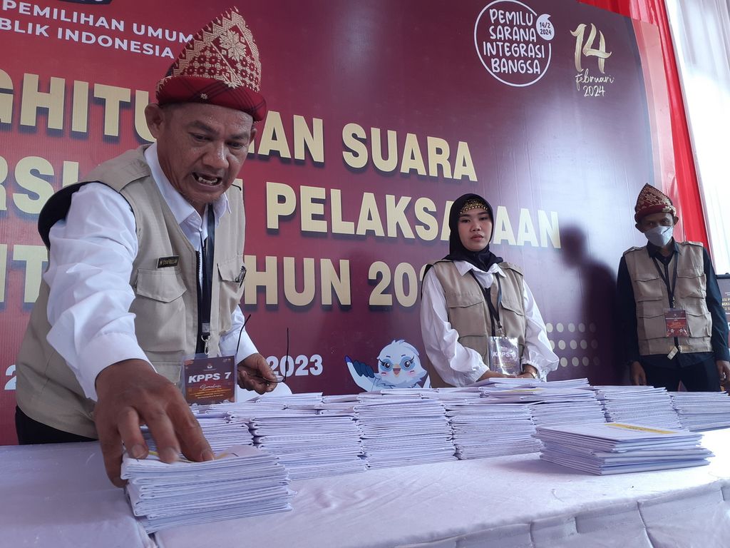 Petugas KPPS sedang memeriksa surat suara pada simulasi penghitungan suara di Palembang, Kamis (27/4/2023). Sebelum di Palembang, simulasi ini sudah pernah digelar di Tangerang Selatan dan Bogor.