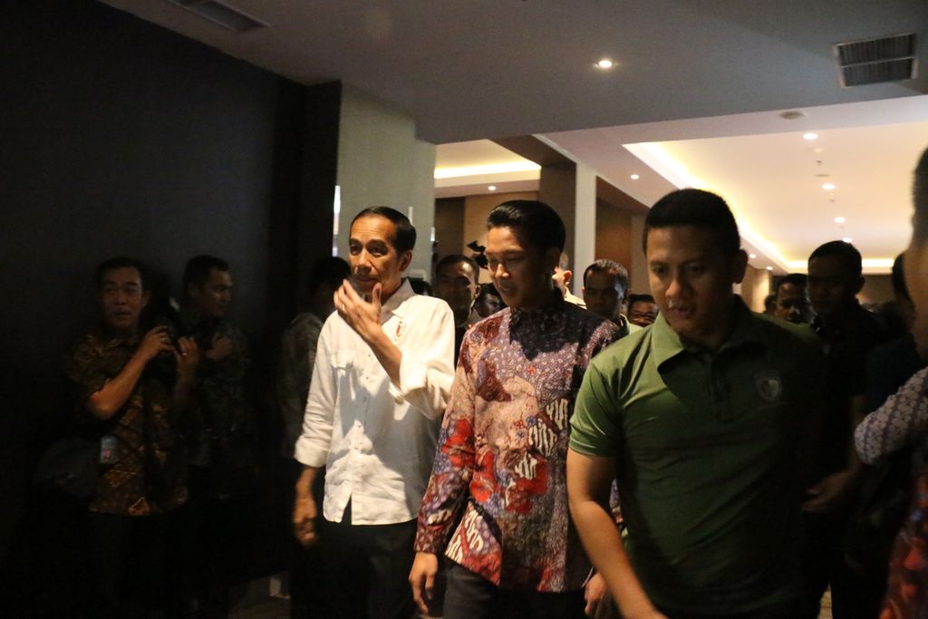 Presiden Joko Widodo memasuki bioskop Cinemaxx di Malang Town Square, Rabu (28/3) malam. Presiden menonton film berbahasa Jawa Timuran, <i>Yo Wis Ben</i>, dan mengapresiasi keragaman budaya yang tampil di film itu.