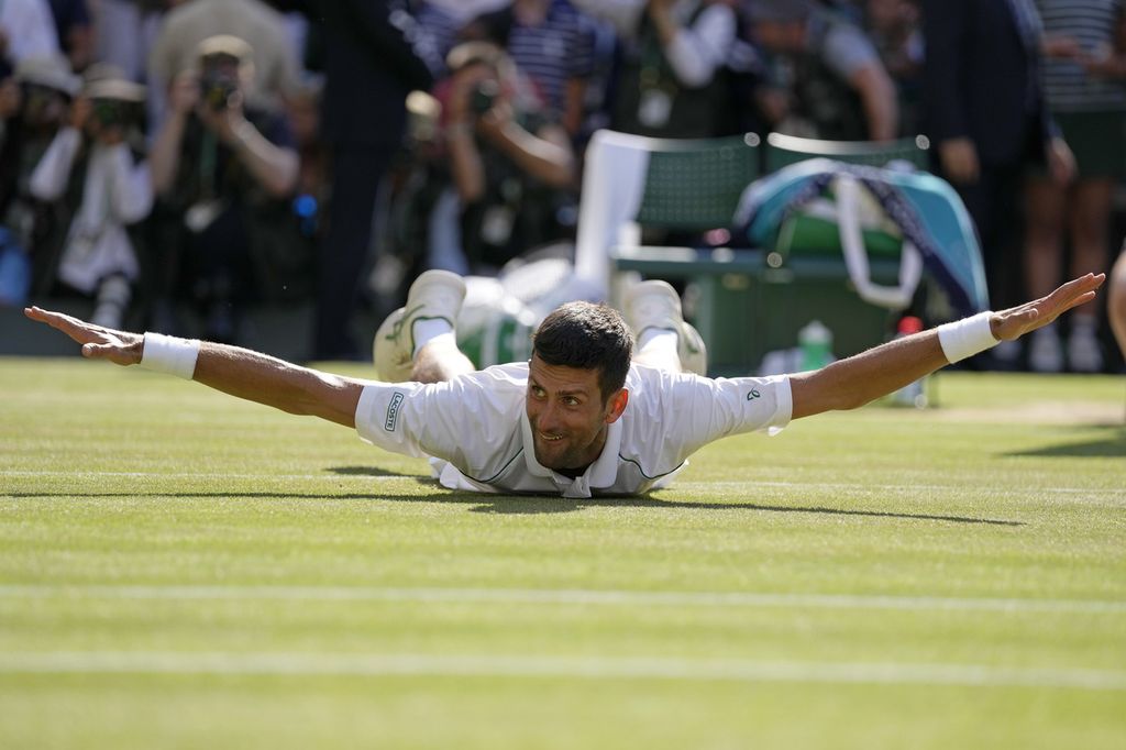 Reaksi petenis Serbia, Novak Djokovic, saat pertandingan perempat final Wimbledon di All England Tennis Club, Wimbledon, London, Selasa (5/7/2022). Djokovic menang, 5-7, 2-6, 6-3, 6-2, 6-2, atas petenis Italia, Jannik Sinner. Djokovic belum tentu bisa bertanding di turnamen Cincinnati dan Grand Slam Amerika Serikat Terbuka karena belum mendapat vaksin Covid-19 meskipun namanya terdaftar dalam dua turnamen besar itu.