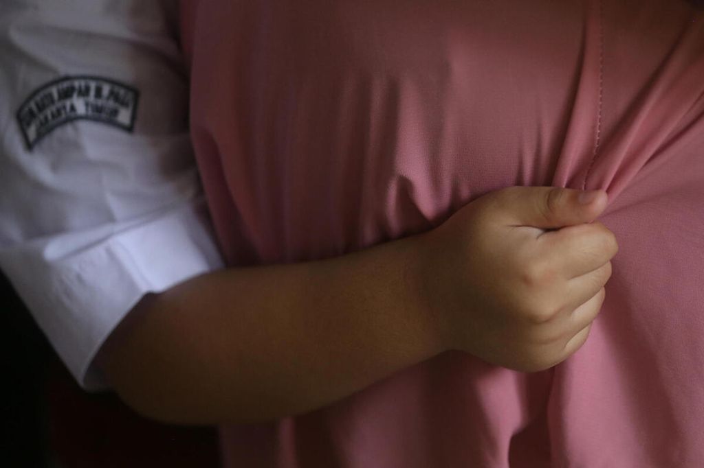 Siswa usia 6-11 tahun menerima vaksin Covid-19 dosis ke dua di sekolahnya, SD Negeri 11 Batu Ampar, Kramat Jati, Jakarta Timur, jumat (14/1/2022).