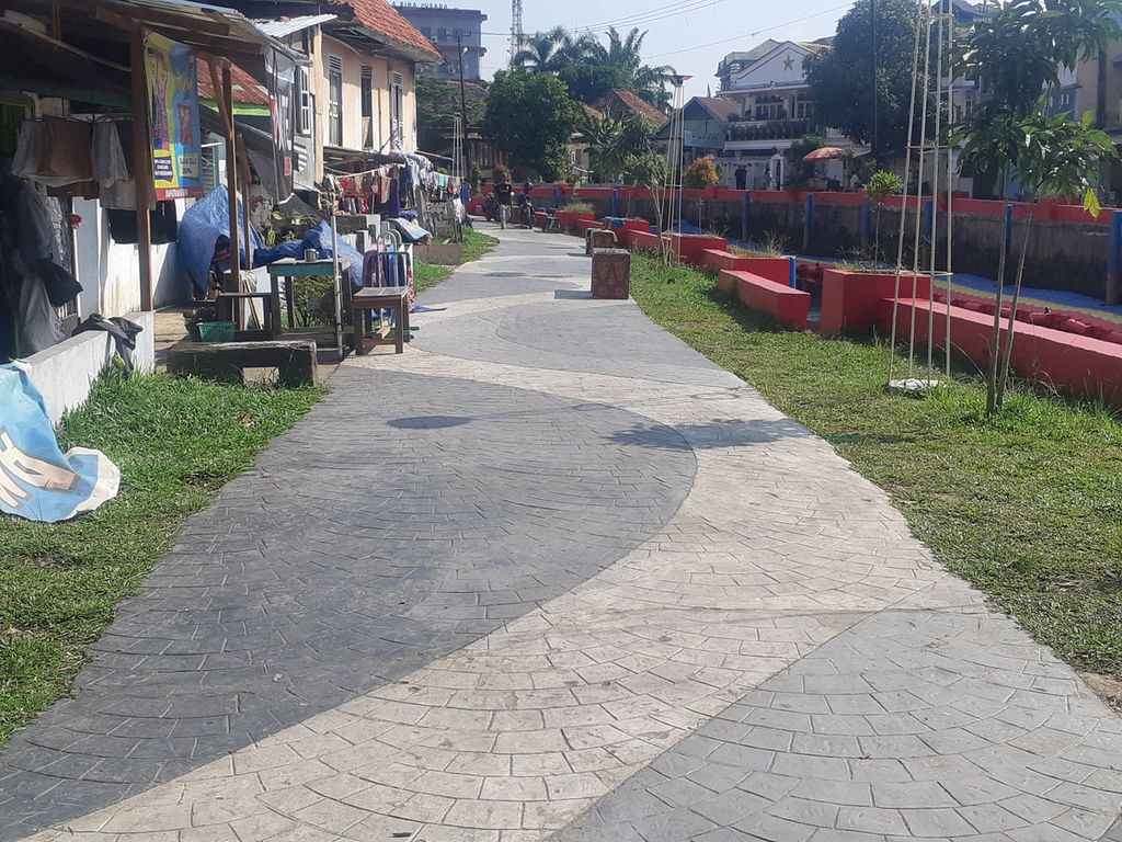 Sempadan Sungai Sekanak di Palembang, Sumatera Selatan, yang sudah ditata sehingga terlihat lebih bersih dan rapih dibandingkan dengan sebelumnya, Rabu (1/6/2022). Penataan ini merupakan bagian program Restorasi Sungai Sekanak-Lambidaro yang sudah dimulai sejak 2021.