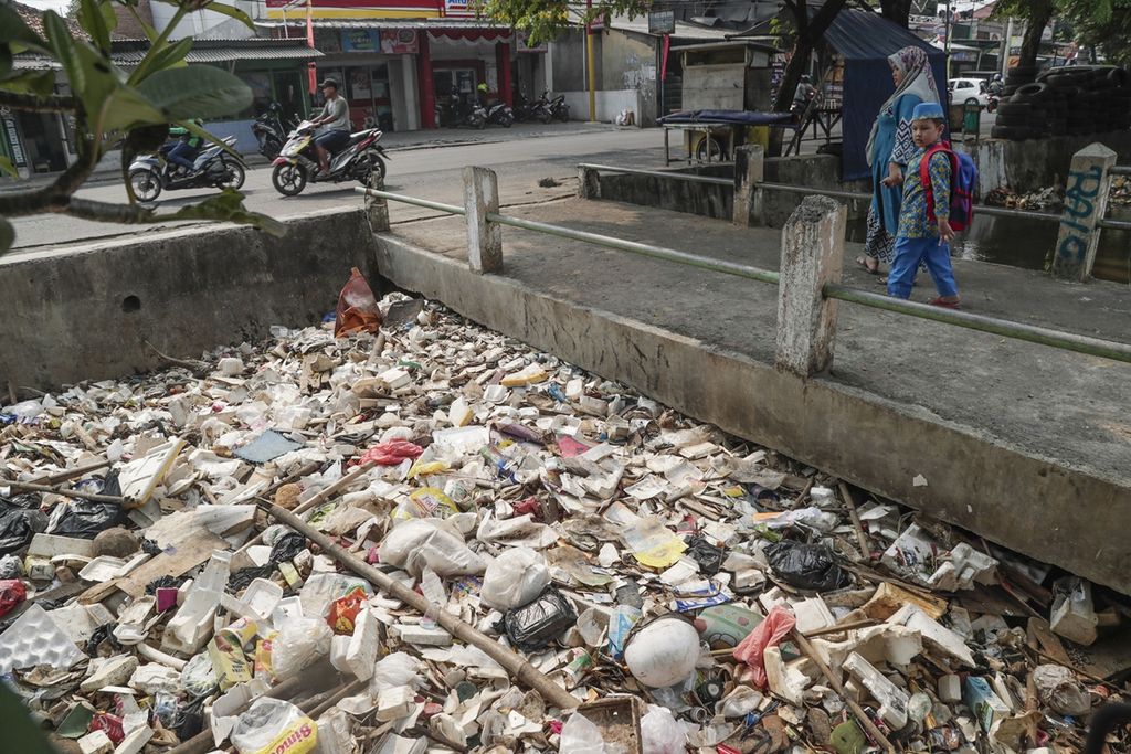 Sampah plastik menumpuk di saluran Kali Baru, Ratu Jaya, Depok, Jawa Barat, Senin (19/8/2019). Sampah plastik yang sebagian kiriman dari Bogor, Jawa Barat, ini menutupi permukaan saluran air. Rendahnya tingkat kesadaran warga dalam menjaga lingkungan dapat berdampak pada menurunnya kualitas hidup masyarakat. 