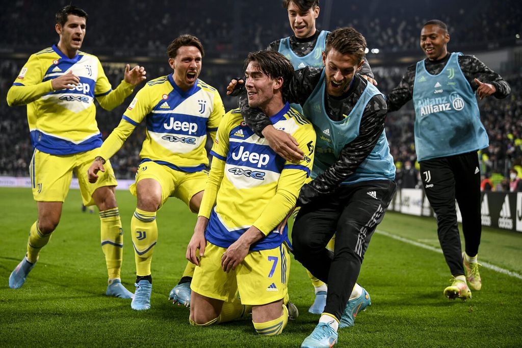 Pemain Juventus, Dusan Vlahovic (tengah bawah), dan rekan setimnya melakukan selebrasi setelah Juventus menambah gol kedua dalam laga perempat final Piala Italia antara Juventus dan Sassuolo, di Stadion Allianz, Turin, Jumat (11/2/2022) dini hari WIB. Juventus mengalahkan Sassuolo, 2-1, dan maju ke babak semifinal Piala Italia.
