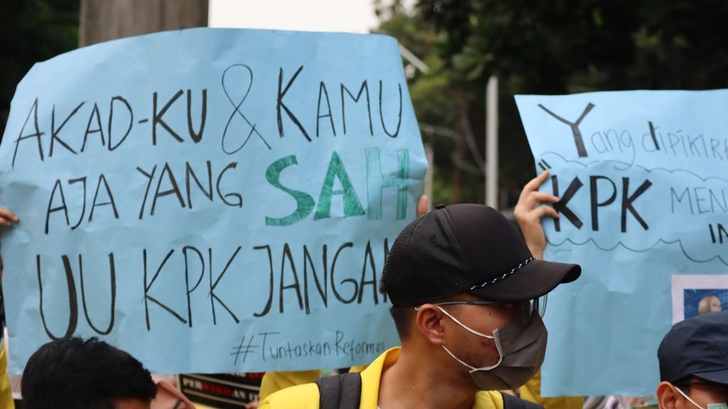 Berbagai ekspresi aspirasi disampaikan mahasiswa yang berunjuk rasa di sekitar Gedung MPR/DPR/DPD, Senayan, Jakarta, Selasa (24/9/2019). Ekspresi menentang kebijakan pemerintah tak sekadar turun ke jalan dan pekik teriak lantang berorasi. 
