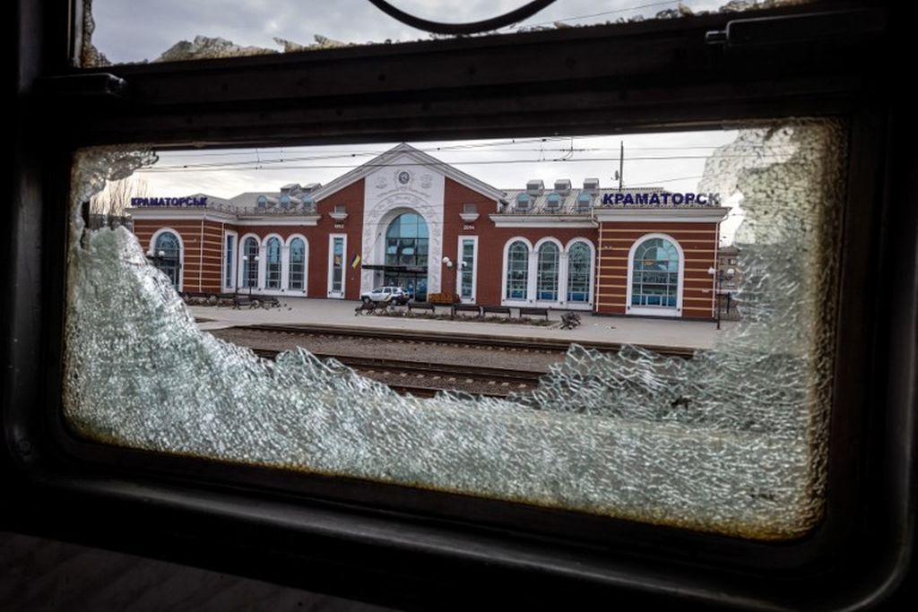 Foto yang diambil pada 8 April 2022 menunjukkan stasiun kereta api, dilihat dari gerbong kereta, setelah serangan rudal Rusia menyasar stasiun kereta Kramatorsk, Ukraina timur, saat stasiun digunakan untuk evakuasi warga sipil.