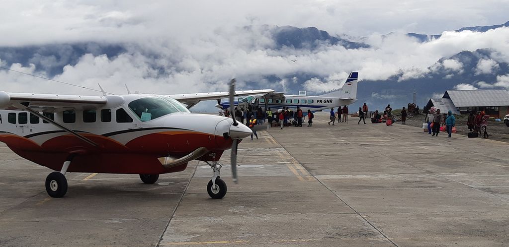 Aktivitas penumpang di Bandara Ilaga, Kabupaten Puncak, Papua, Kamis (19/12/2019).