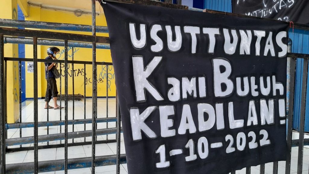 Spanduk bernada tuntutan untuk mengusut tuntas tragedi Kanjuruhan masih terpampang di sejumlah titik di area Stadion Kanjuruhan, Malang, Jawa Timur, sebagaimana diabadikan Kamis (20/10/2022) atau 20 hari pascatragedi yang menewaskan ratusan suporter Arema itu.