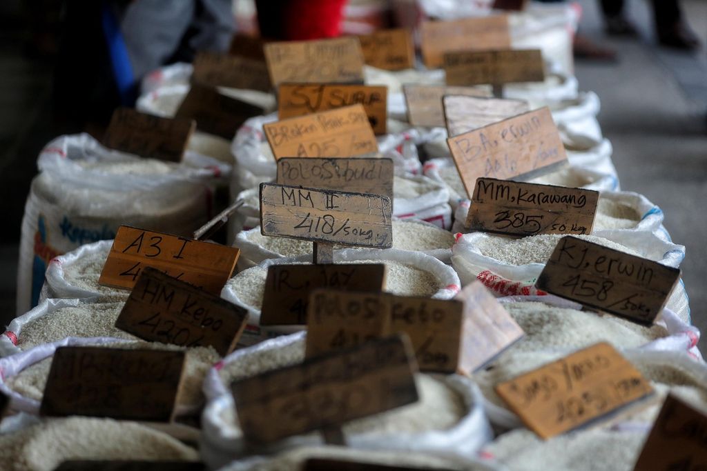 Various types of rice are offered by traders at the Cipinang Rice Main Market, East Jakarta, on  Sunday (30/5/2021).