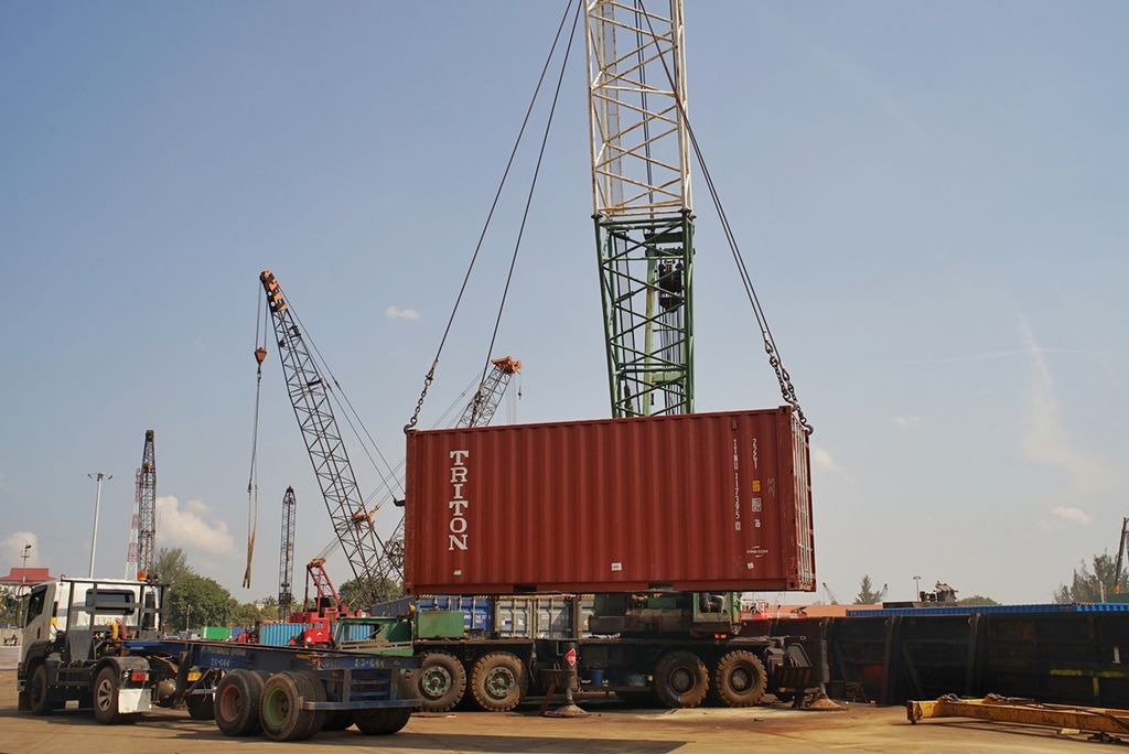 Aktivitas bongkar muat kontainer di Pelabuhan Batu Ampar, Batam, Kepulauan RIau, Senin (29/7/2019).