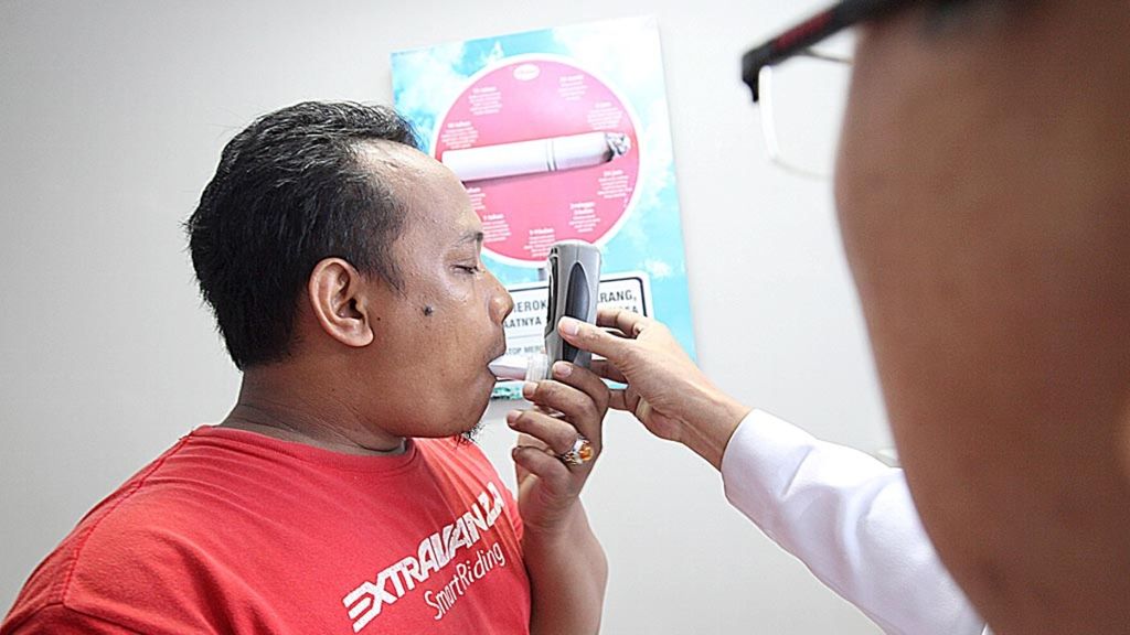 Pemeriksaan CO udara pernapasan menjadi salah satu langkah awal untuk mendeteksi kondisi paru-paru perokok yang menjadi pasien di Klinik Berhenti Merokok di RS Persahabatan, Jakarta. Klinik seperti ini dapat menjadi alternatif solusi bagi perokok yang serius untuk menyetop kebiasaan merokok.