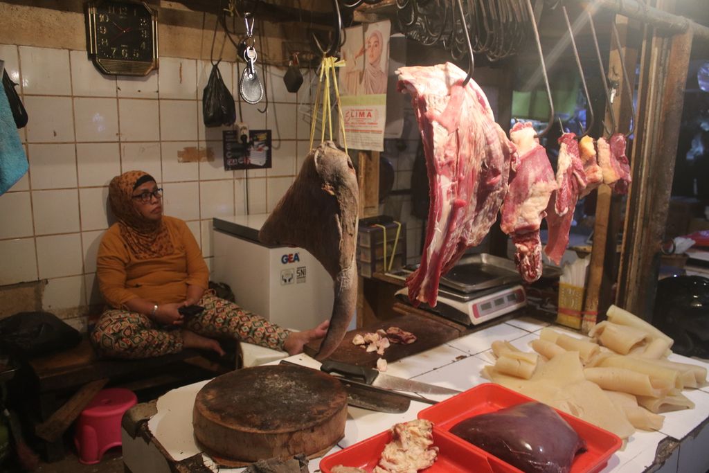Penjual daging menunggu pelanggan di Pasar Kiaracondong, Kota Bandung, Jawa Barat, Selasa (28/3/2023). Sejumlah harga bahan pokok di pasar ini mulai menunjukkan peningkatan pada awal bulan Ramadhan.
