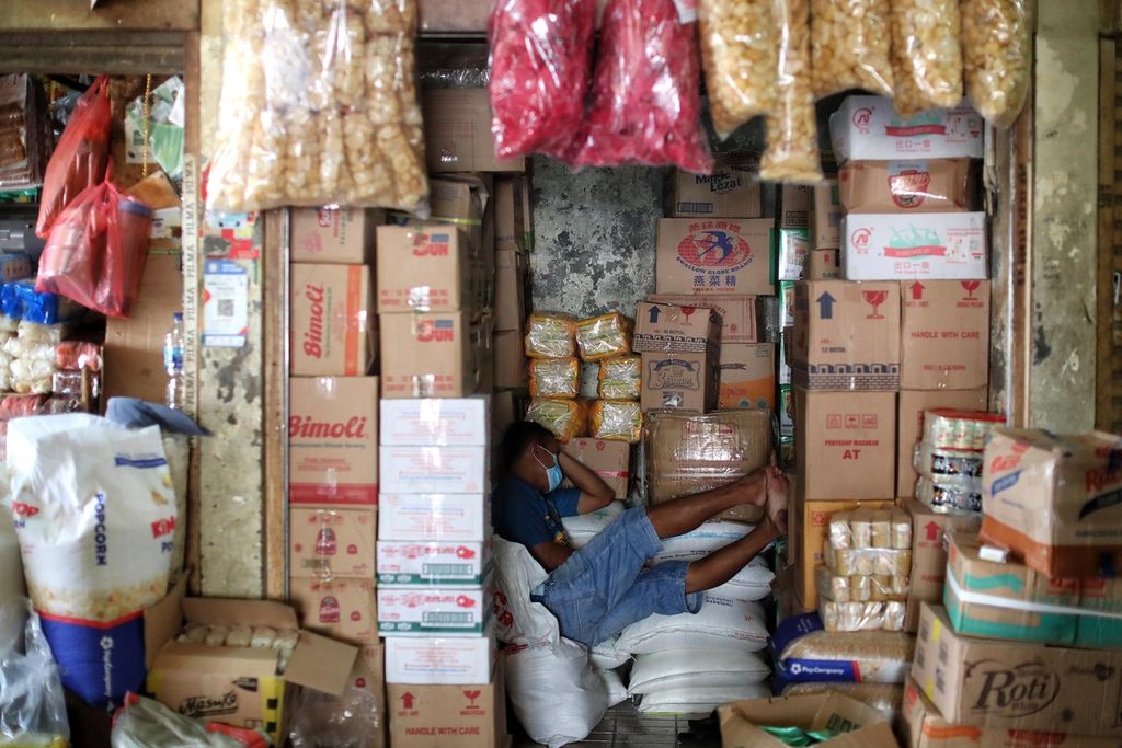 Ilustrasi. Pekerja kios menunggu pembeli di Pasar Kebayoran Lama, Jakarta Selatan, Jumat. 