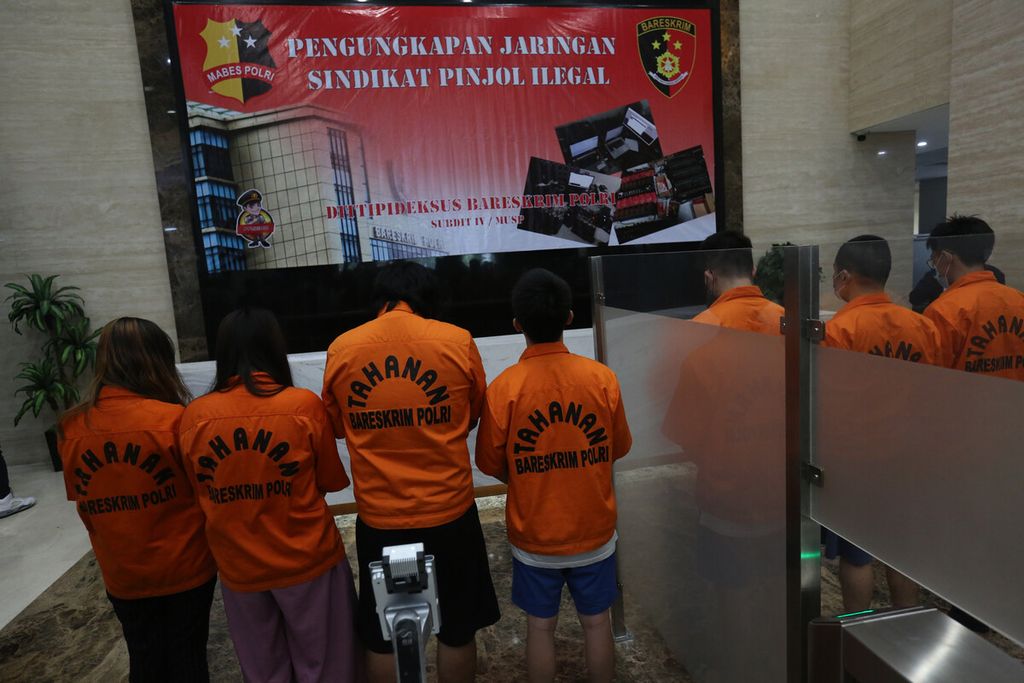 Ilustrasi. Tujuh tersangka diekspos saat rilis penangkapan jaringan pinjaman daring ilegal di Gedung Bareskrim Polri, Jakarta, Jumat (15/10/2021). 