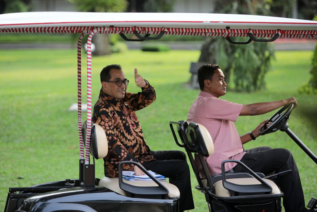 Menteri Perhubungan Budi Karya Sumadi seusai menyampaikan keterangan kepada wartawan terkait persiapan arus mudik Lebaran di Kompleks Istana Kepresidenan Jakarta, Jumat (24/3/2023).