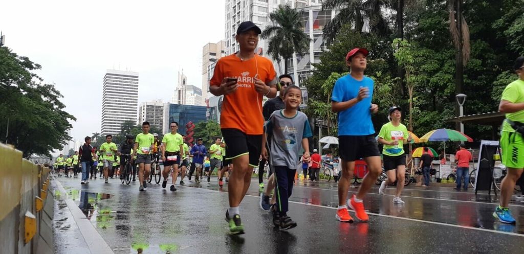 Para peserta Matahari Family Run berlari sejauh 5 kilometer di kawasan Semanggi, Jakarta, pertengahan Februari 2019. 