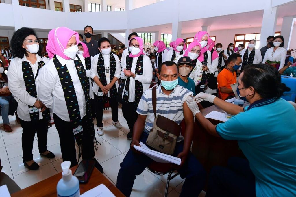 Nyonya Iriana Joko Widodo bersama sejumlah anggota Organisasi Aksi Solidaritas Era Kabinet Indonesia Maju (OASE KIM) meninjau kegiatan vaksinasi Covid-19 bagi masyarakat. Kegiatan tersebut dilaksanakan di Kantor Bupati Manggarai Barat, Nusa Tenggara Timur, Rabu (28/9/2022).