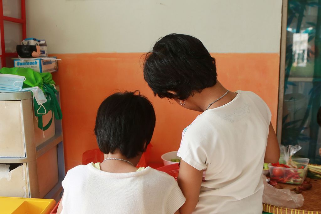 Anak dengan HIV/AIDS (ADHA) mengupas bawang di asrama Yayasan Vina Smart Era, Tambora, Jakarta Barat, Kamis (1/12/2022). Yayasan Vina Smart Era merupakan yayasan yang memberikan pendampingan pada Anak dengan HIV/AIDS sejak 2007. Anak dengan HIV kerap mengalami diskriminasi.