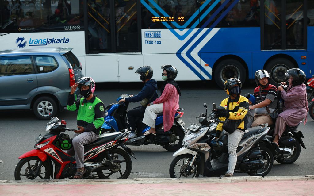 Pengemudi ojek daring menunggu penumpang di pinggir jalan protokol MH Thamrin, Jakarta Pusat, Sabtu (11/6/2022). Subvarian Omicron BA.4 dan BA.5 teridentifikasi di Tanah Air pada 9 Juni 2022. Pemantauan terhadap kasus ini terus dilakukan.