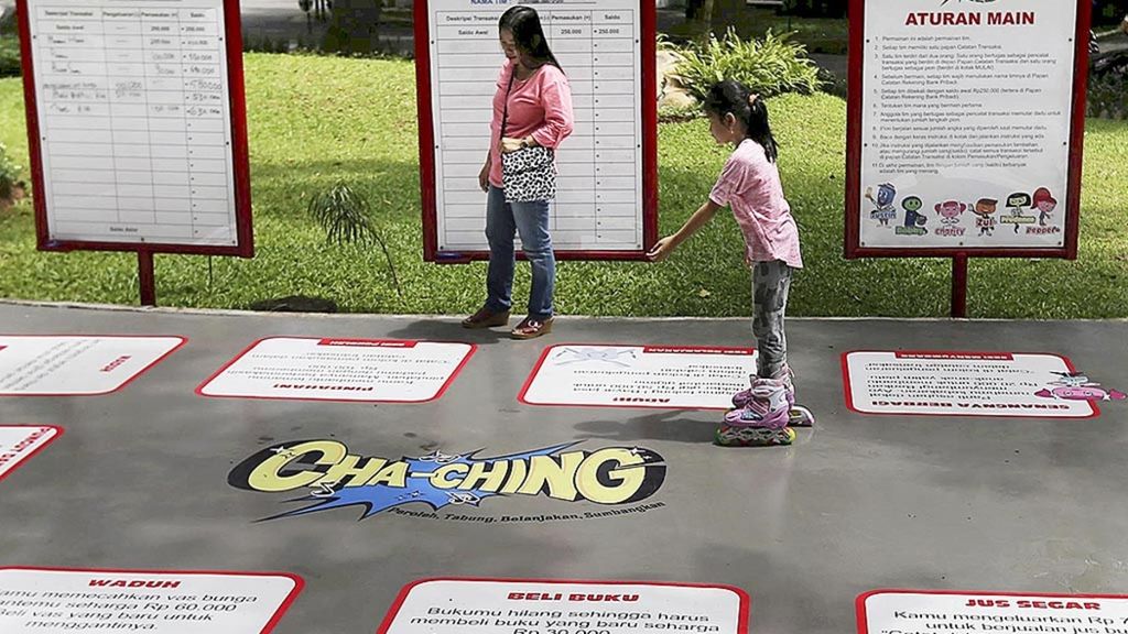 Dua anak mengisi hari libur di Taman Mataram, Kebayoran Baru, Jakarta, untuk bermain sekaligus belajar tentang literasi keuangan, Sabtu (1/4/2017). Di taman tersebut anak-anak dapat mengikuti permainan mencocokkan kartu mengenai asuransi dan tips pengelolaan uang.