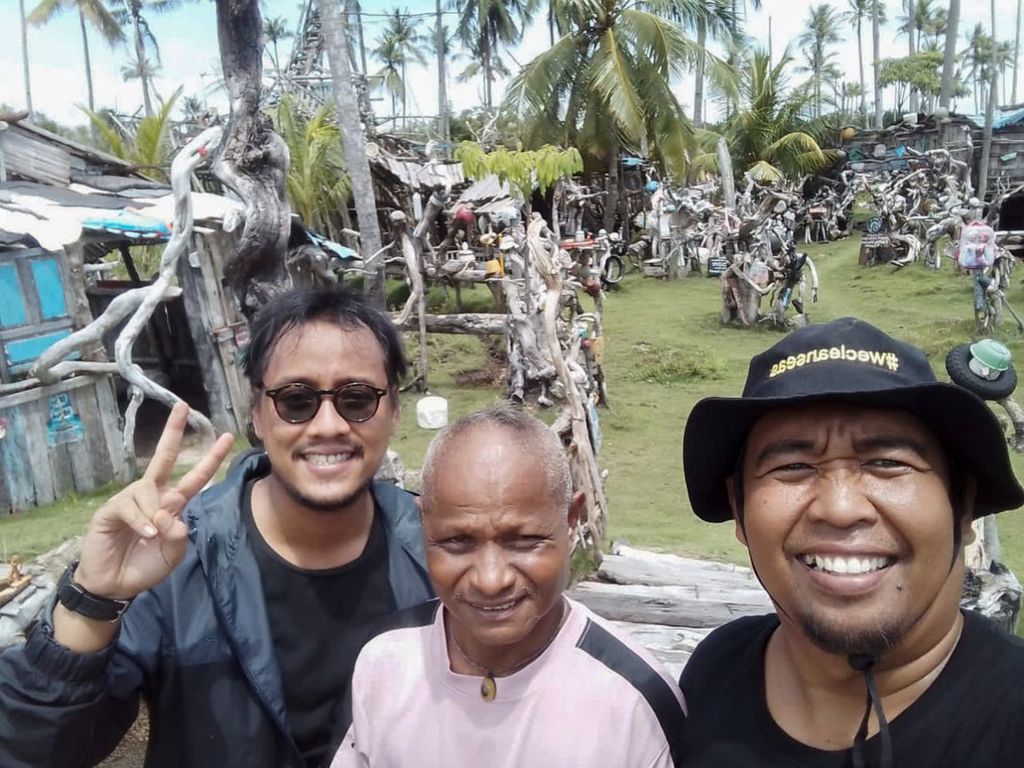 Iwan Winarto, Ahmadun, dan saya berfoto bersama, Jumat (3/2/2023).