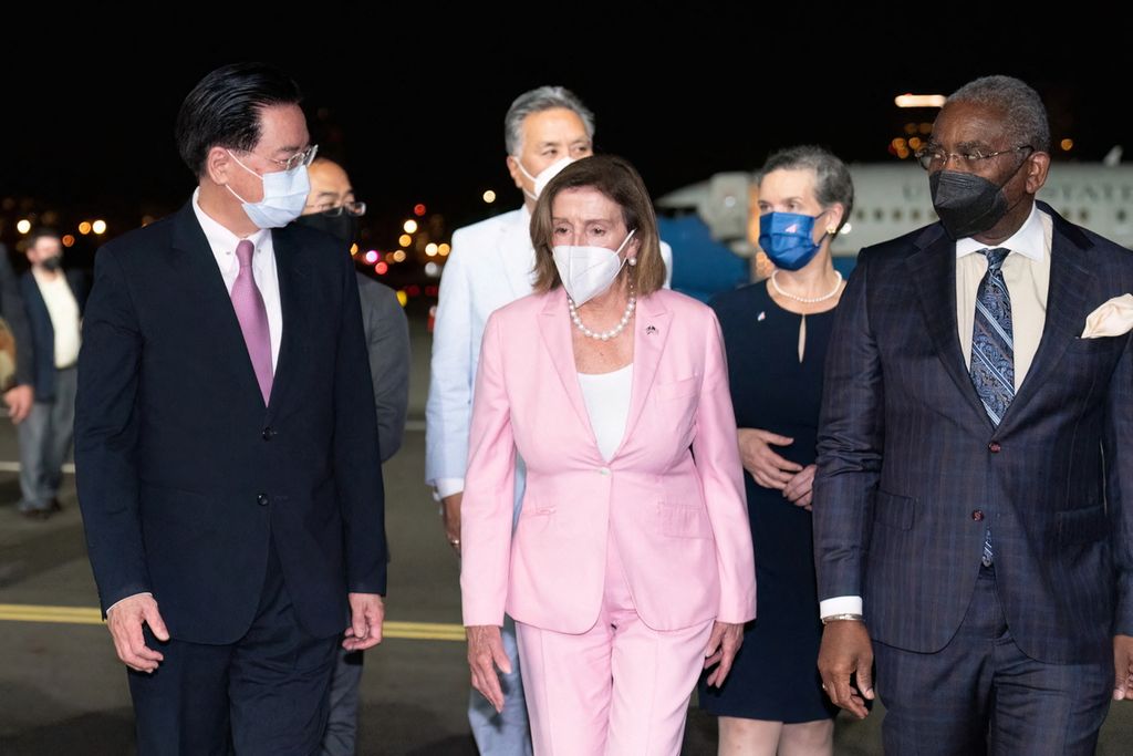 Ketua DPR Amerika Serikat Nancy Pelosi (tengah) tiba di Bandar Udara Sungshan, Taipei, Taiwan, Selasa (2/8/2022). Lawatan Pelosi ke Taiwan membuat hubungan AS-China semakin memanas.