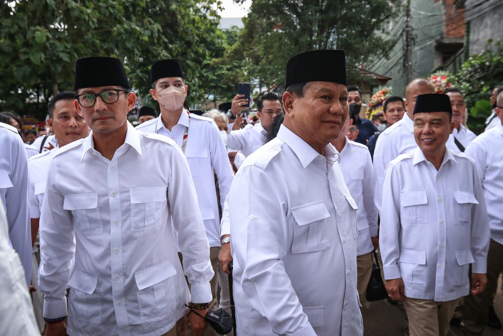 Gerindra Party Chairperson Prabowo Subianto (center) accompanied by Deputy Chairperson of the Advisory Board Sandiaga Uno (left) and Deputy General Chair Sufmi Dasco Ahmad (right) walk onto the stage for the 15th Anniversary of the Gerindra Party in Jakarta, Monday (6/2/ 2023).