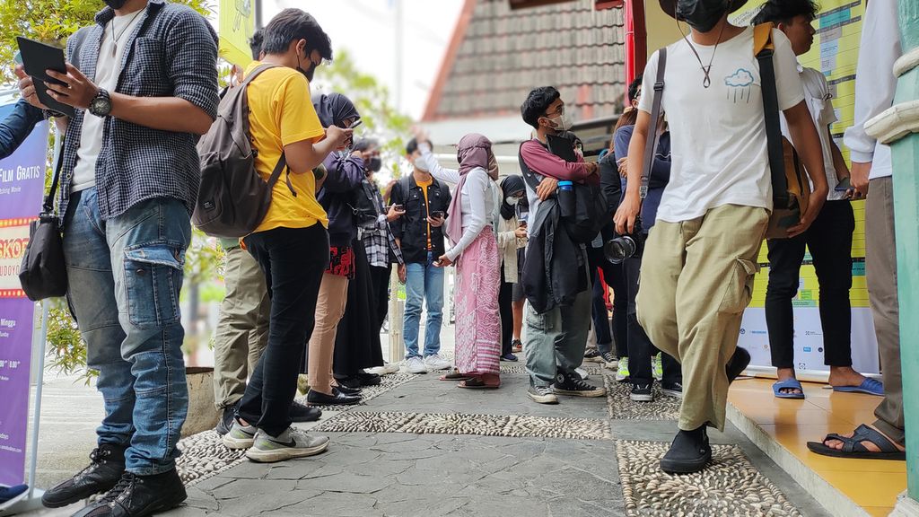 Penonton antre di depan gedung bioskop Sonobudoyo, Yogyakarta, untuk menonton film yang diputar dalam rangkaian Festival Film Dokumenter 2022, Jumat (18/11/2022).