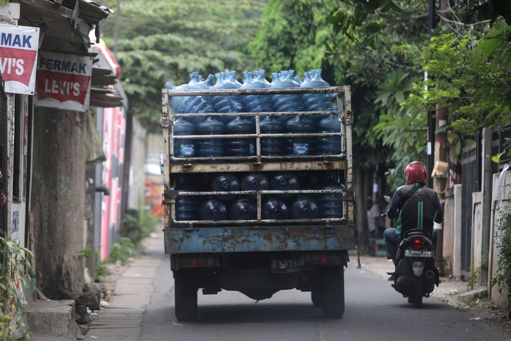 Kendaraan mengangkut galon minuman yang telah kosong di Pondok Aren, Tangerang Selatan, Senin (19/9/2022). Badan Pengawas Obat dan Makanan menemukan kandungan Bisphenol-A (BPA) dalam air minum kemasan polikarbonat melebihi ambang batas 0,6 bagian per sejuta (ppm) per liter. Temuan ini membuat masyarakat khawatir. 