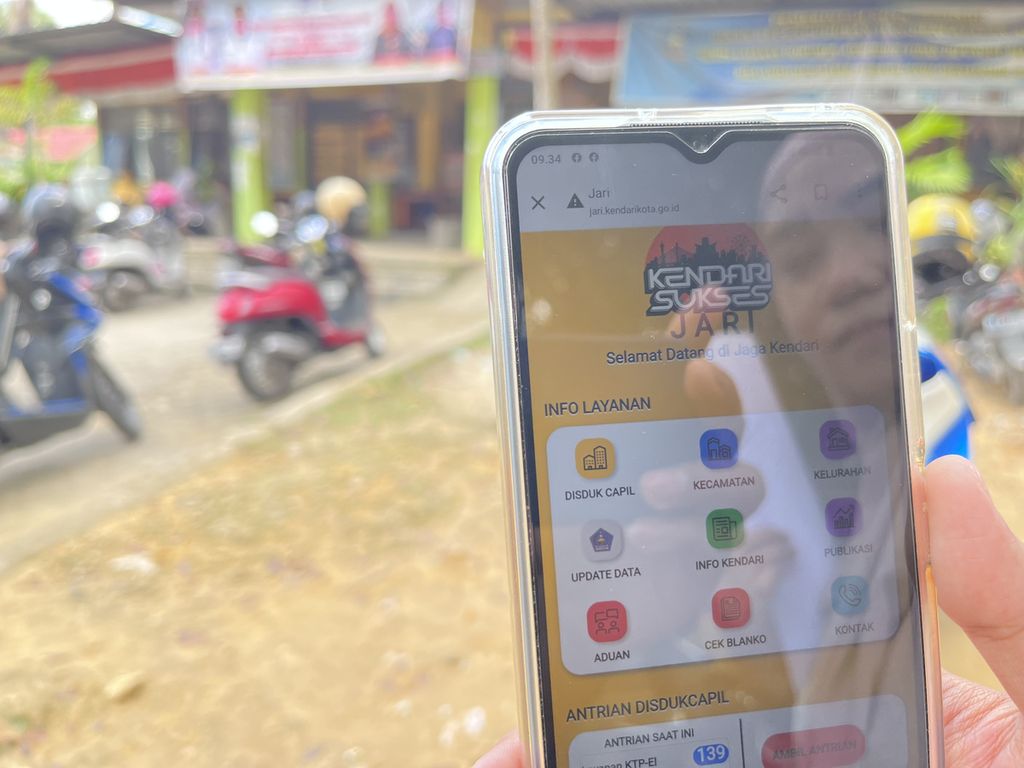 Mita (23), warga Kendari, Sulawesi Tenggara, menunjukkan aplikasi JARI untuk pelayanan administrasi, Jumat (10/6/2022). Berbagai terobosan dalam pelayanan dilakukan Pemkot Kendari selama beberapa tahun terakhir. Salah satu hasilnya, IPM di daerah ini menduduki peringkat empat di Indonesia.