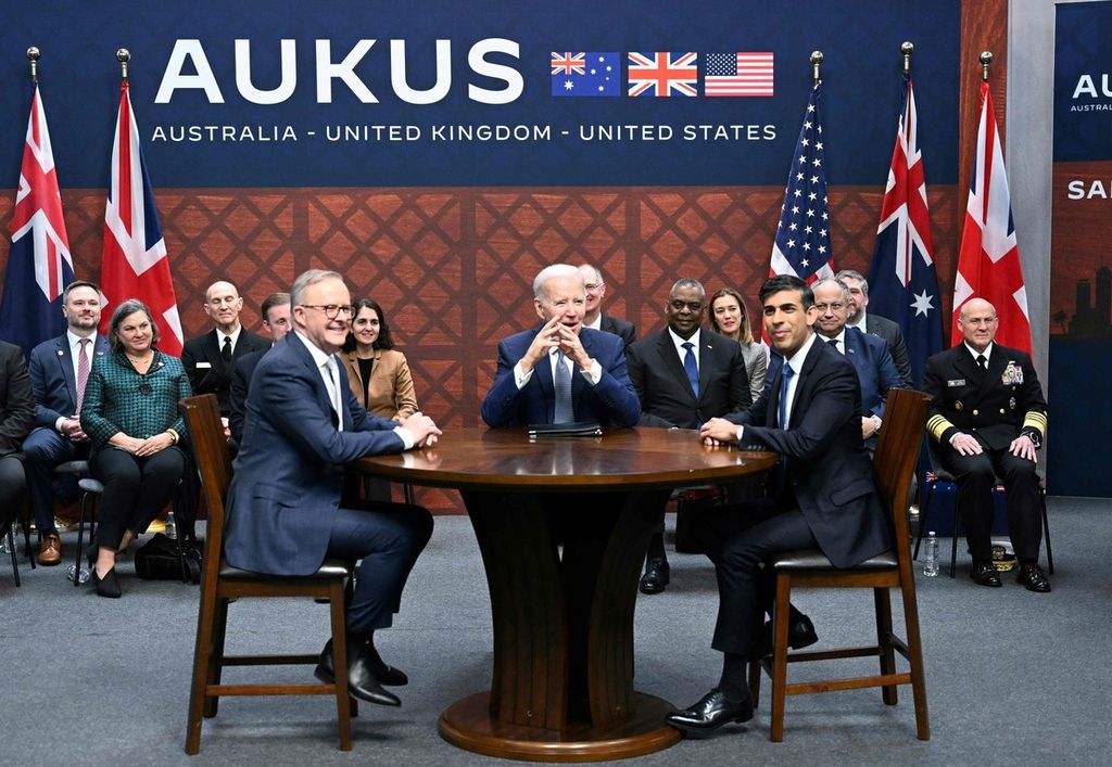 Presiden Amerika Serikat Joe Biden (tengah), Perdana Menteri Inggris Rishi Sunak (kanan), dan PM Australia Anthony Albanese (kiri) menggelar pertemuan trilateral AUKUS di Pangkalan Angkatan Laut Point Loma, San Diego, California, AS, Senin (13/3/2023). 