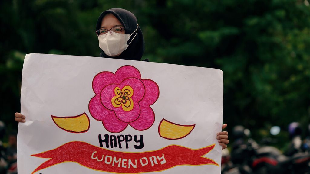 Aktivis perempuan dalam aksi damai memperingati Hari Perempuan Internasional di kawasan silang Monumen Nasional, Jakarta Pusat, Selasa (8/3/2022). Para aktivis menyuarakan dan mengampanyekan hak kerja yang layak, perlindungan, keadilan, dan melawan segala bentuk kekerasan pada perempuan. 
