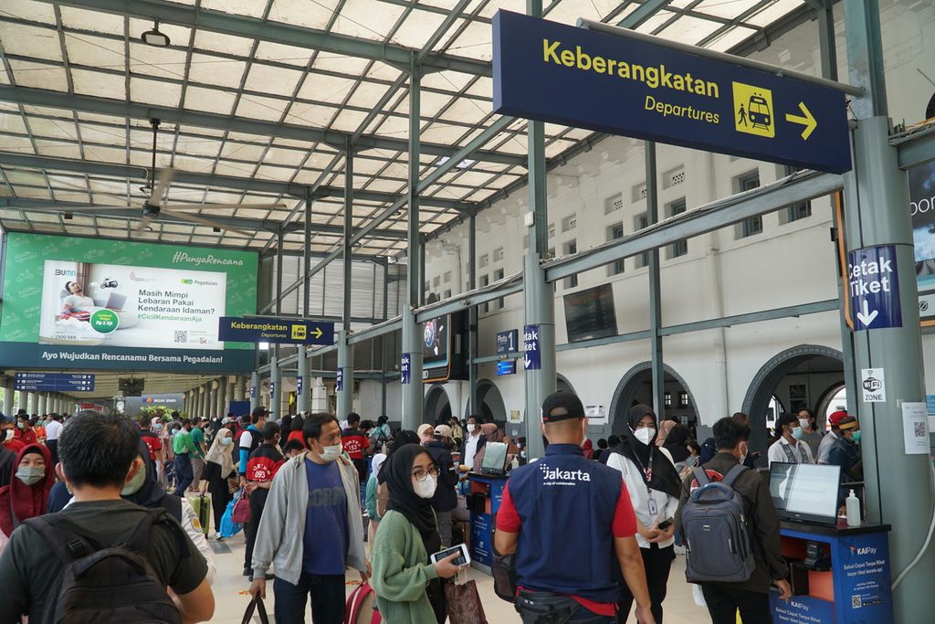 Pemudik meramaikan areal keberangkatan Stasiun Kereta Api Pasar Senen, Jakarta Pusat, Sabtu (23/4/2022). Pemudik di stasiun ini mulai meningkat pada H-9 Lebaran meski belum signifikan. Puncak arus mudik di Stasiun Pasar Senen diperkirakan terjadi pada 27 April-1 Mei 2022.