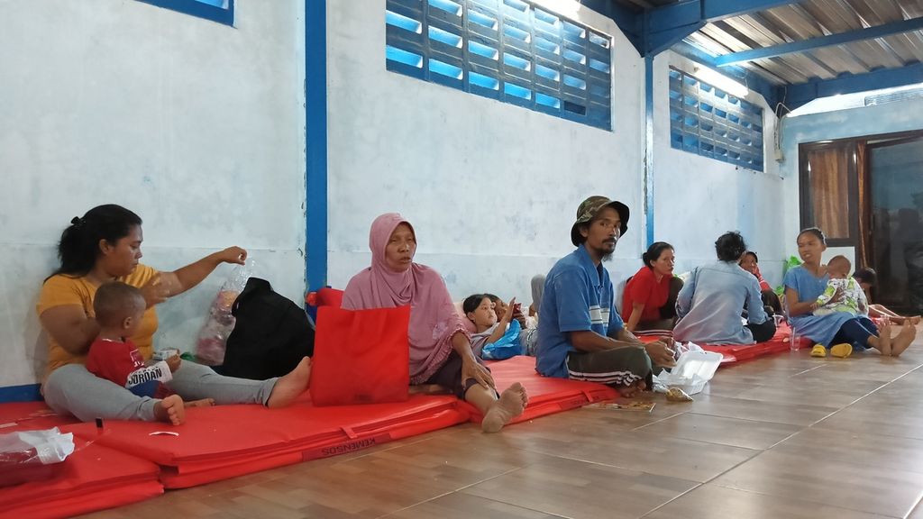 Sejumlah warga mengungsi di sebuah masjid di SMP Negeri 9, Kamis (16/3/2023). Mereka merupakan warga yang terdampak longsor di Kampung Sirna Sari, Kelurahan Empang, Bogor Selatan, Kota Bogor, Jawa Barat, Selasa (14/3/2023) malam.