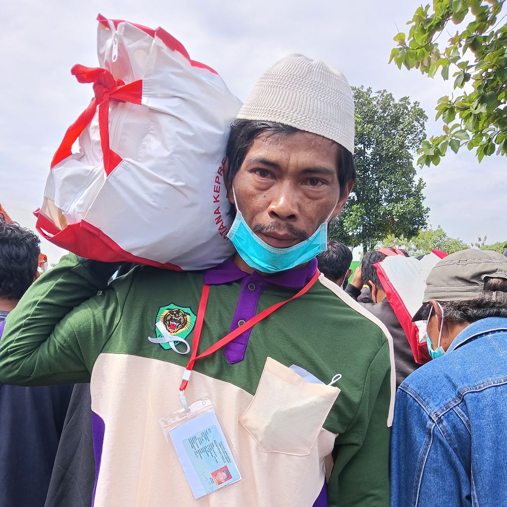 Wardi (43), warga Kampung Salakawung, Desa Rancagoong, Kecamatan Cilaku, Cianjur, mendapatkan bantuan logistik dan bantuan stimulan rumah korban gempa sebesar Rp 60 juta untuk rumah rusak berat yang diberikan langsung oleh Presiden Joko Widodo, Kamis (8/12/2022), di Yonif Raider 300, Kecamatan Karangtengah, Cianjur. Pada tahap awal ada 8.100 bantuan kepada warga.