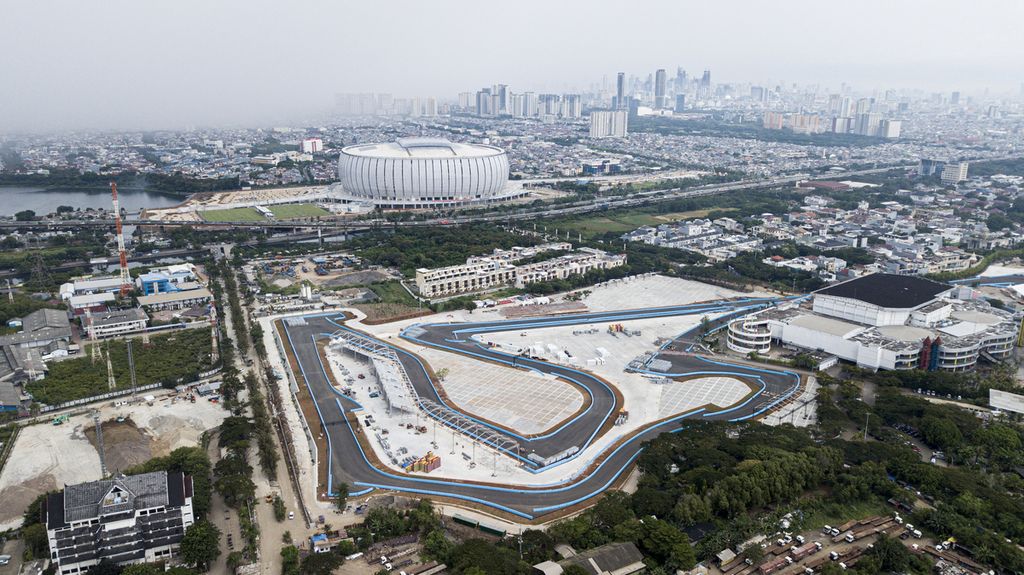 Foto udara proyek pembangunan sirkuit Formula E di kawasan Pantai Karnaval Ancol, Taman Impian Jaya Ancol, Kecamatan Pademangan, Jakarta Utara, Minggu (15/5/2022). Konstruksi lintasan balap di sirkuit sepanjang 2,4 kilometer dan lebar 12 meter telah rampung 100 persen. Formula E akan digelar pada 4 Juni 2022.